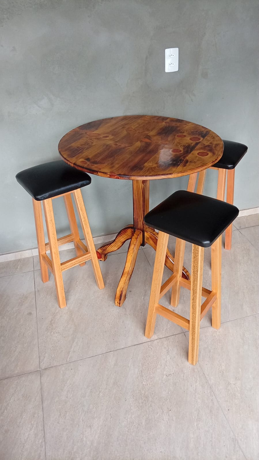 Conjunto Bistrô com 4 banquetas