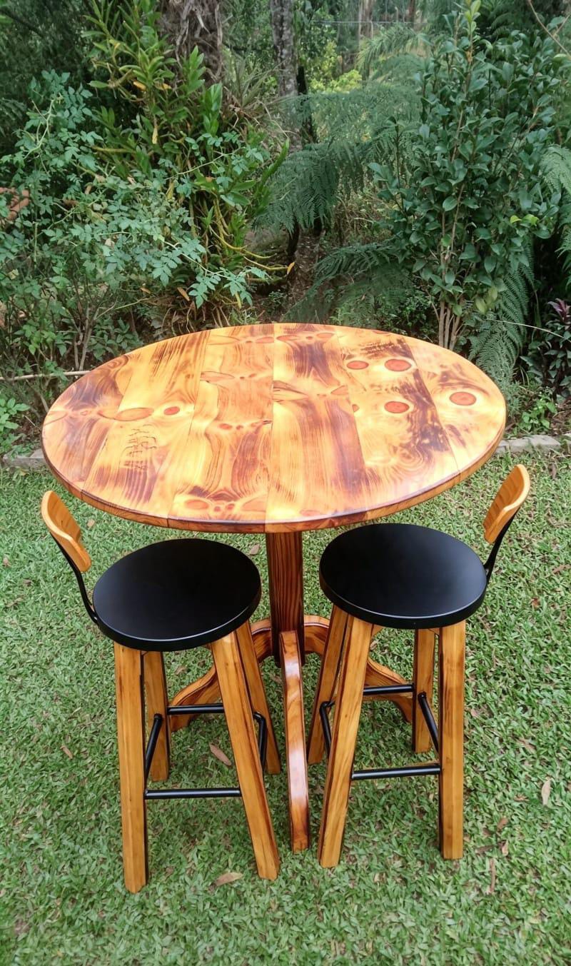 Conjunto Bistrô com 4 banquetas